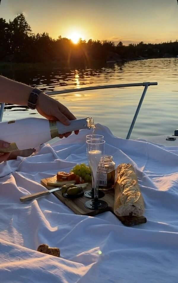 Chill weekend on a boat (one night+breakfast+bike) - Image 5
