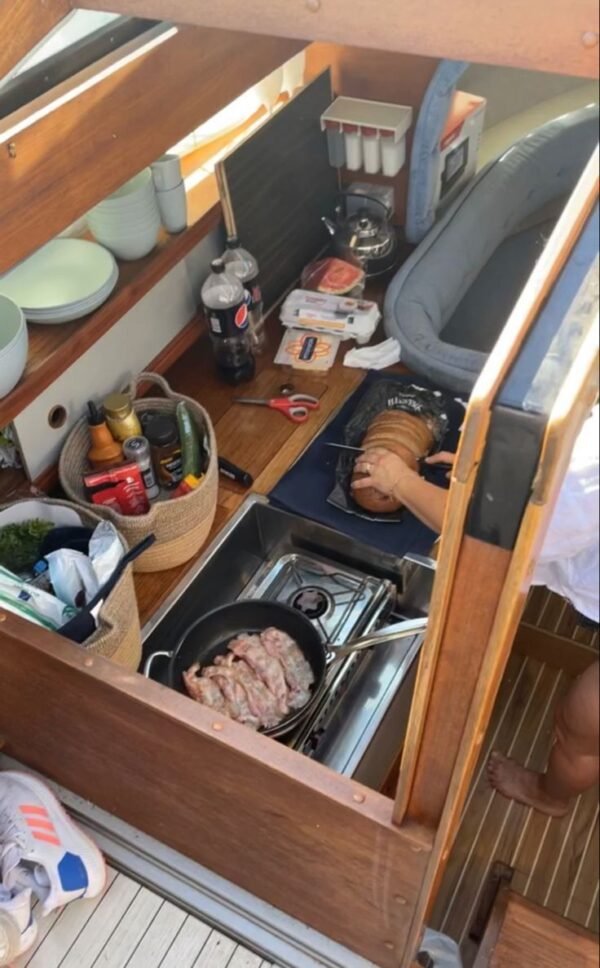 Chill weekend on a boat (one night+breakfast+bike) - Image 4