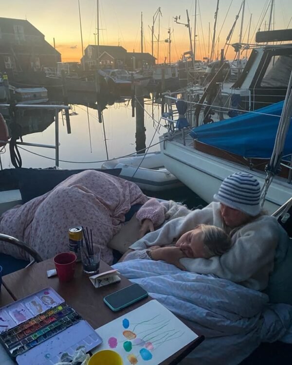 Chill weekend on a boat (one night+breakfast+bike)